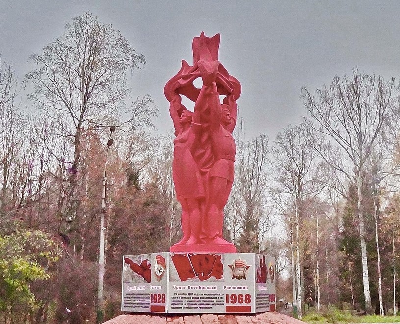 Памятник комсомольцам покрасили ярко-розовым цветом в Арзамасе