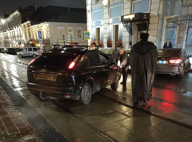 Городовой помог вручную вытолкать автомобиль с бордюра и спас улицу Рождественскую от пробки