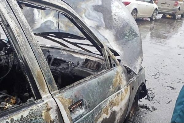 Три автомобиля в Выксе обгорели из-за неисправности электрооборудования