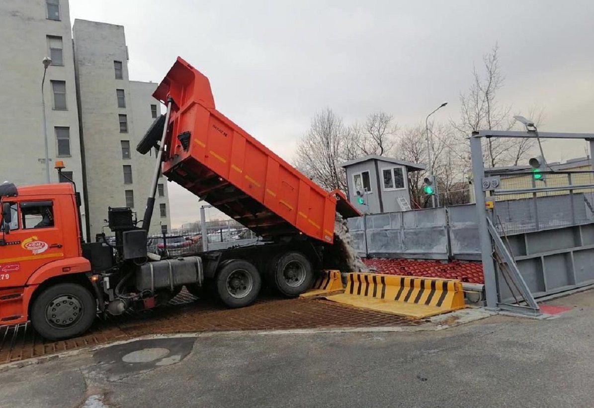 В Петербурге переплавили первый грузовик снега