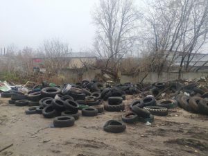 Прокуратура требует ликвидировать свалку шин на улице Марата
