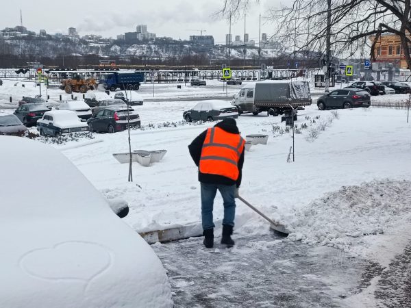 Более 900 рабочих задействованы для устранения последствий снегопада в Нижнем Новгороде
