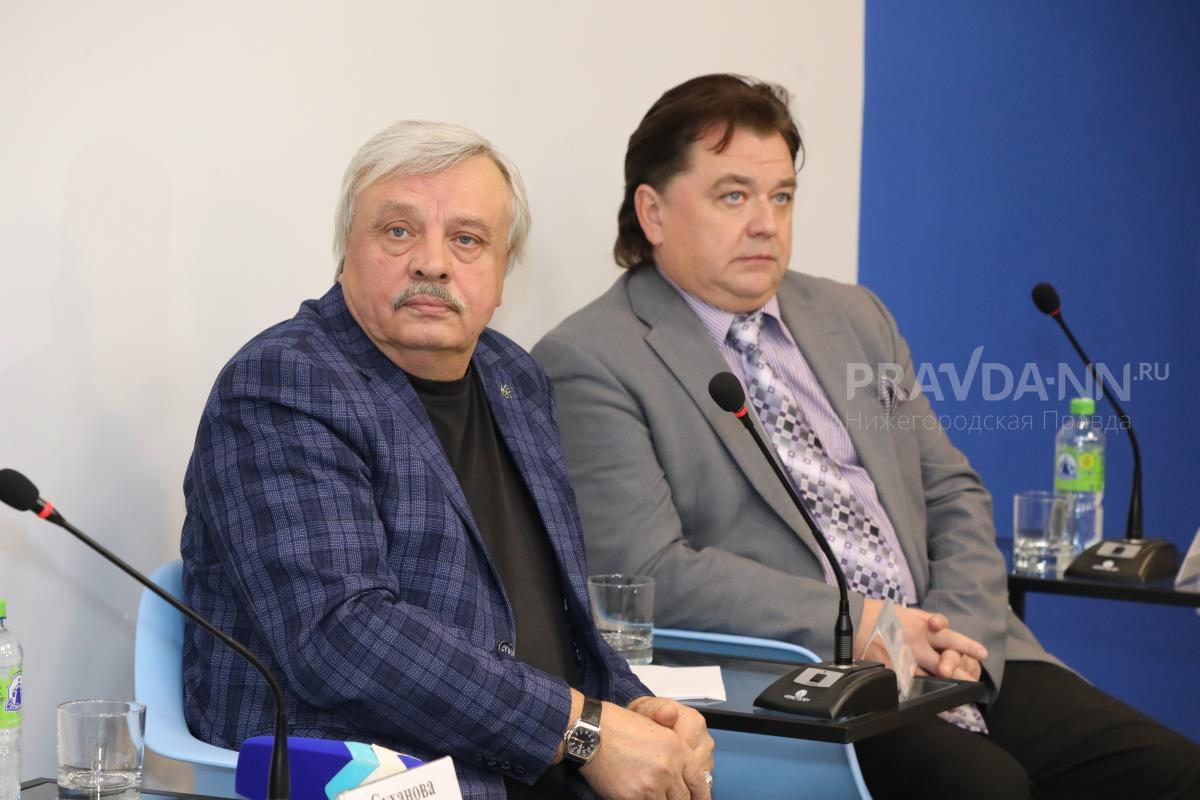 Вадим Писарев (справа) отметил, что нижегородцы очень активно помогают жителям Донбасса и донбасским театрам