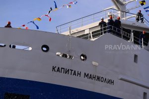 Опубликованы фото спуска на воду краболова «Капитан Манжолин» в Навашине