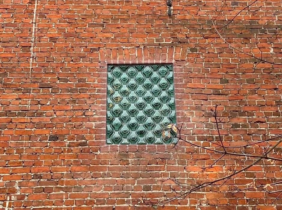 В доме крестьянки Щелухиной в Нижнем Новгороде восстановили окно из стеклянных кирпичей Фальконье