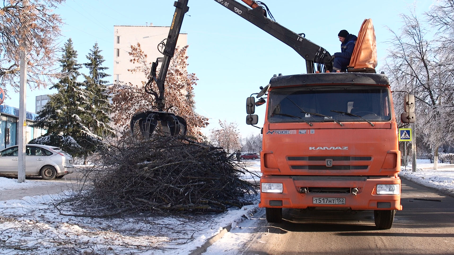 Более 200 кубометров сломанных вследствие ледяного дождя веток деревьев  вывезено с территории Дзержинска 6 декабря 2022 года | Нижегородская правда