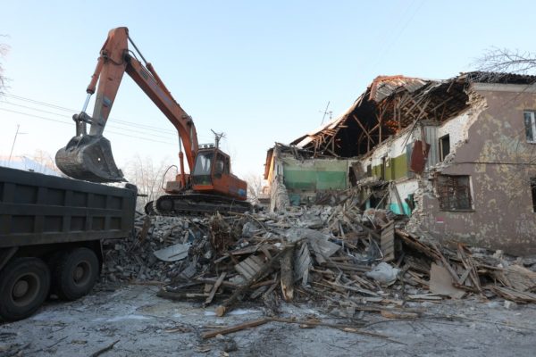 В Дзержинске начался снос аварийного дома на улице Черняховского