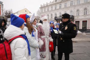 Нижегородские дети поздравили городовых и водителей трамваев с Новым годом: смотрим фото