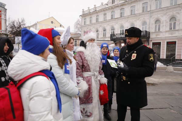 Нижегородские дети поздравили городовых и водителей трамваев с Новым годом: смотрим фото