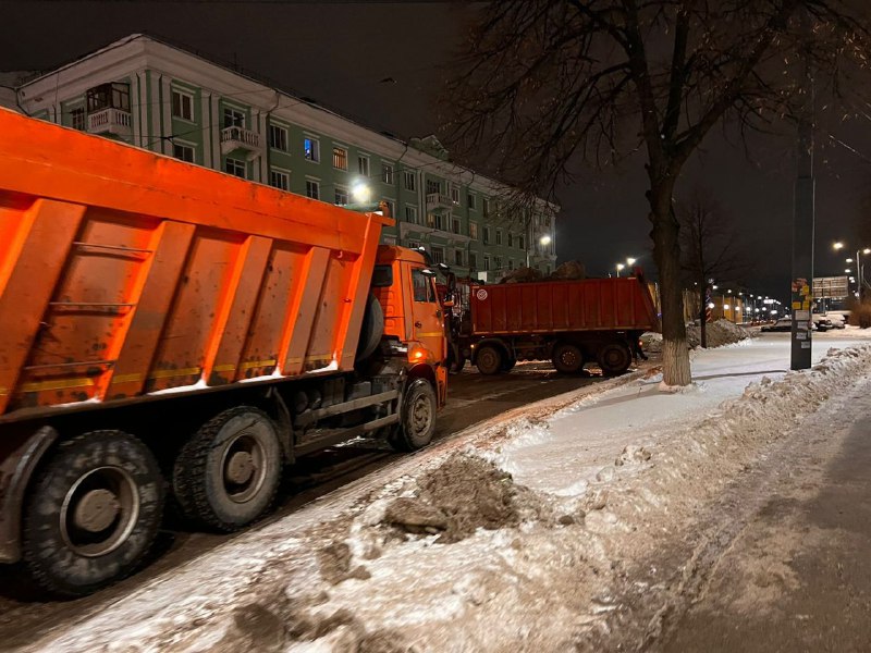 Нижегородские коммунальщики всю ночь устраняли последствия снегопада
