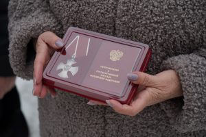 Орден Мужества вручили семье героя Артема Черезова из Нижнего Новгорода