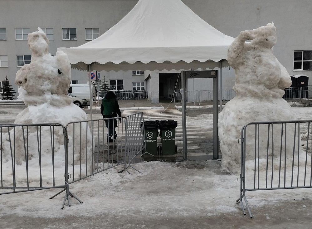 Снежный городок в Дзержинске растаял из-за потепления