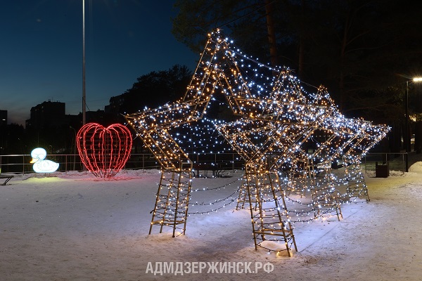 Городские парки Дзержинска украсили к Новому году