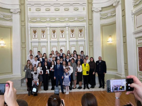 В День Конституции школьникам вручили паспорта в Гербовом зале Нижегородской ярмарки
