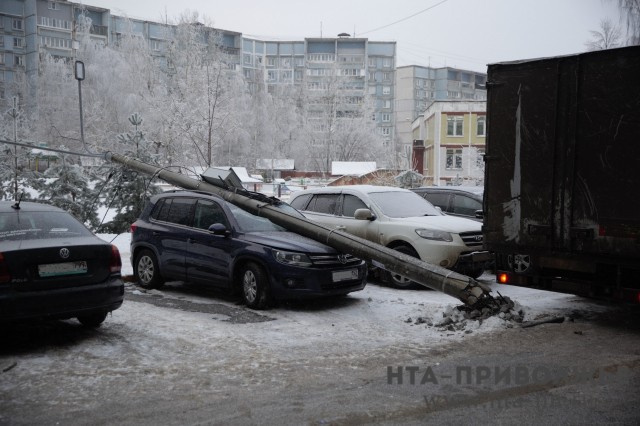 Фонарный столб упал на иномарку на улице Пролетарской