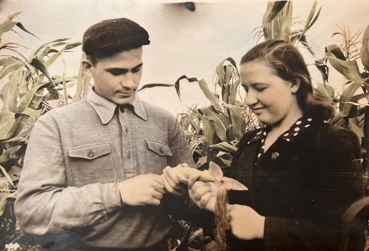Звеньевые Николай Чилимов и Фаина Советова на полях колхоза «Красный Восток», 1957 год