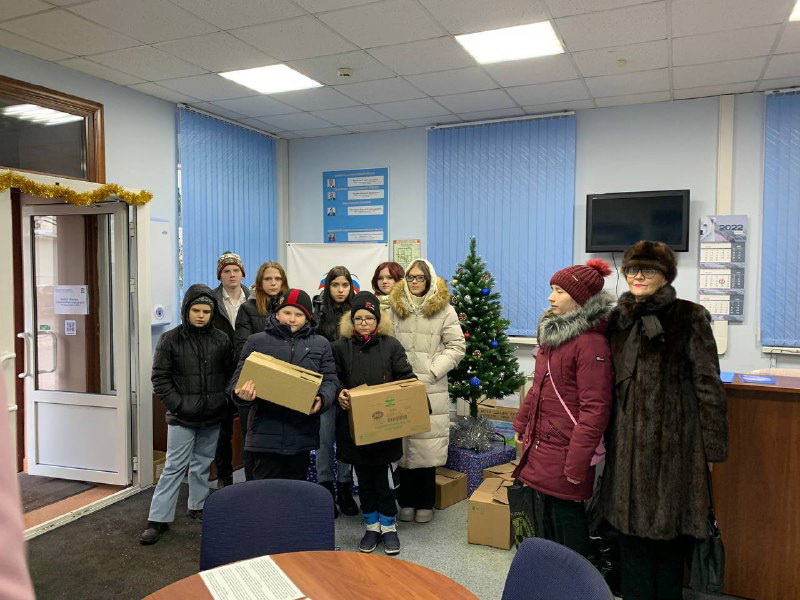 Учащиеся школы-интерната для слепых и скауты передали новогодние подарки для ребят из Донбасса