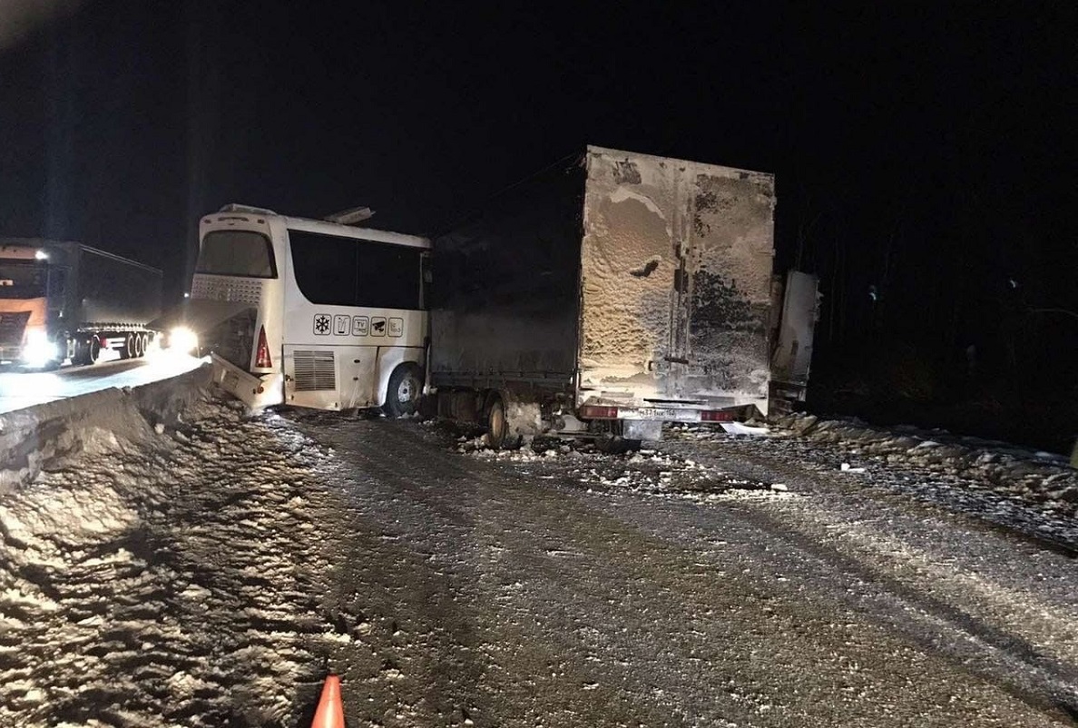 Автобус и грузовик столкнулись в Дзержинском районе