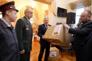 Тёплый привет: нижегородские ветераны передали солдатам новогодние подарки
