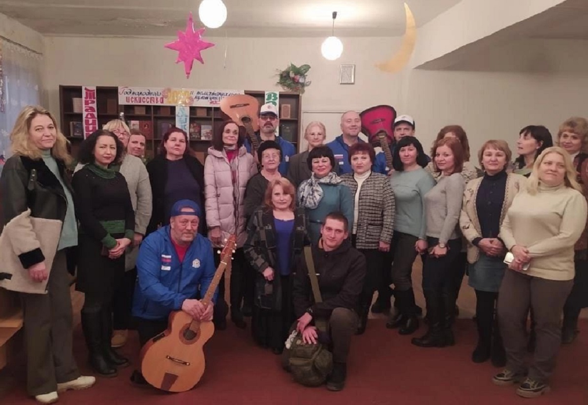 Команда нижегородцев с жителями Харцызска после концерта