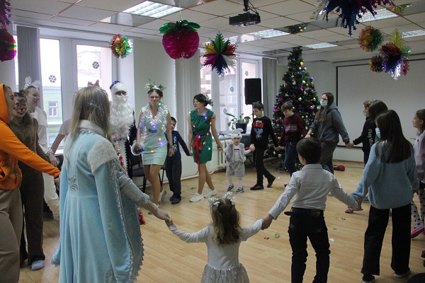 Нижегородские волонтеры-медики поздравили пациентов детской больницы с наступающим Новым годом