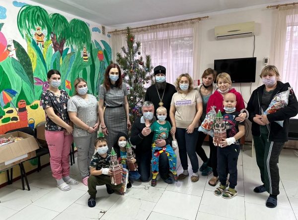 Депутат Госдумы Артем Кавинов привез новогодние подарки ребятам в Луганскую детскую больницу