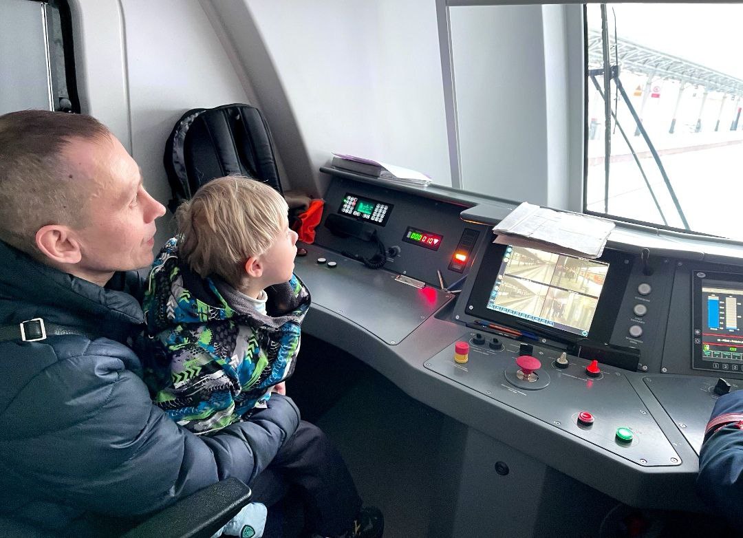 Павел Саватеев исполнил мечту шестилетнего мальчика покататься в кабине машиниста поезда