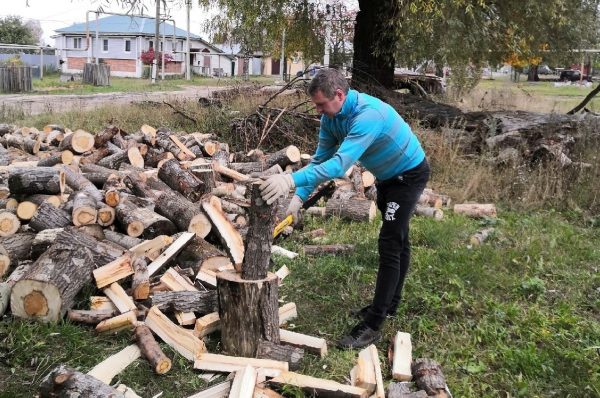 Волонтеры ОМК помогли выксунцам приготовить дрова к зиме