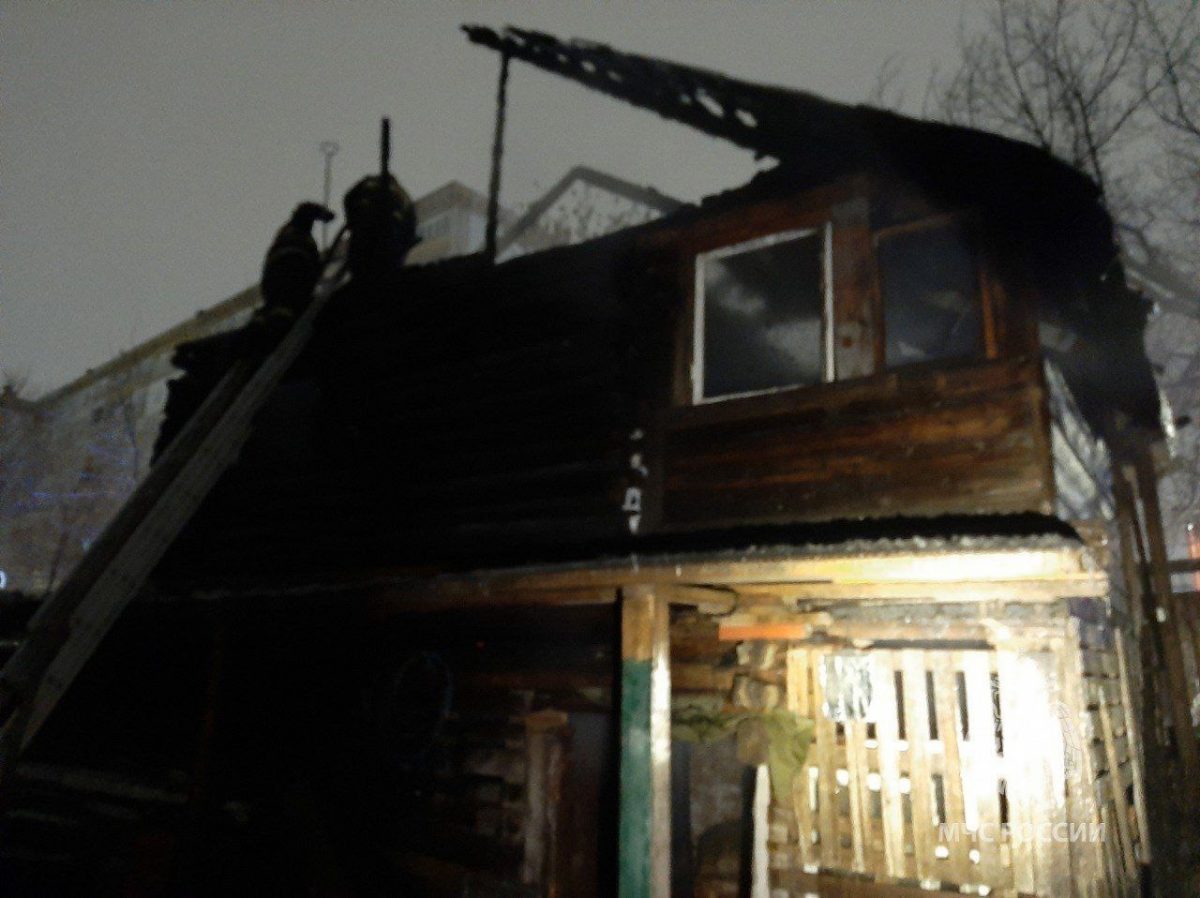 Кровля частного дома сгорела на улице Баумана в Ленинском районе