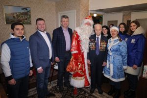 Ветераны Великой Отечественной войны принимают поздравления с наступающим Новым&nbsp;годом