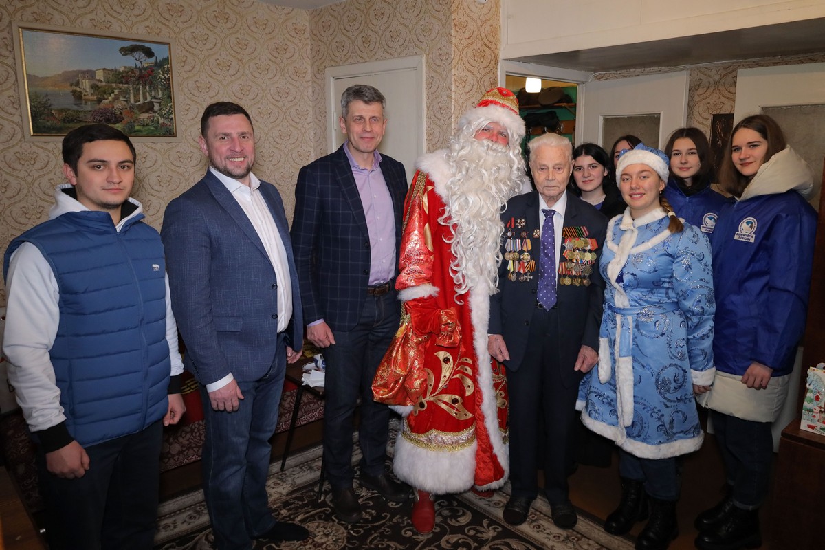 Ветераны Великой Отечественной войны принимают поздравления с наступающим Новым годом