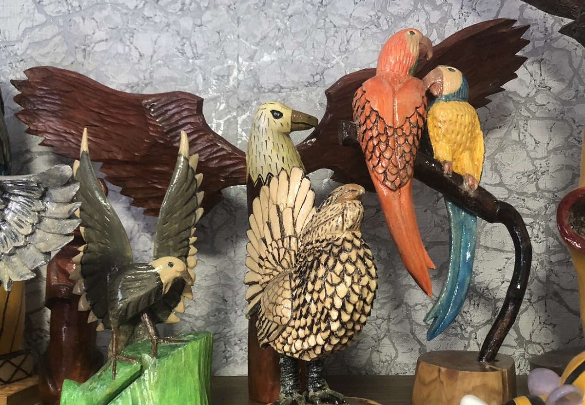 Владимир Поляков любит вырезать фигурки животных и птиц