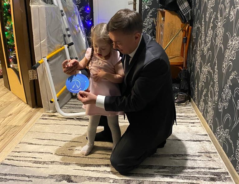 Сергей Баринов подарил трехлетней Амине шведскую стенку