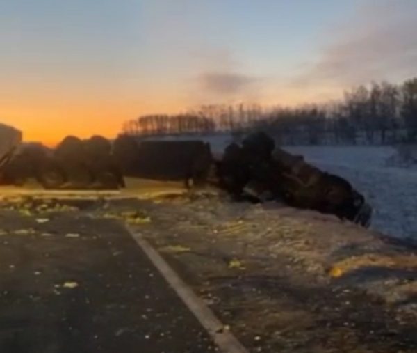 Фура с фруктами опрокинулась на трассе М‑7 в Кстовском районе