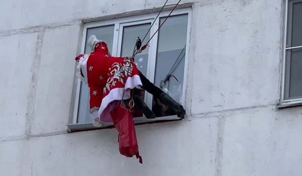 Нижегородские пожарные переоделись в Дедов Морозов и поздравили детей из детской областной больницы