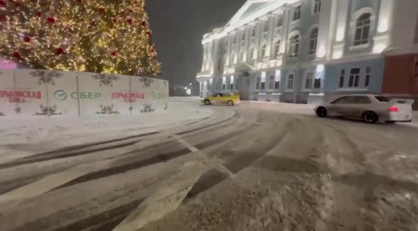 Дрифтеры устроили «автохороводы» вокруг главной новогодней елки на площади Минина