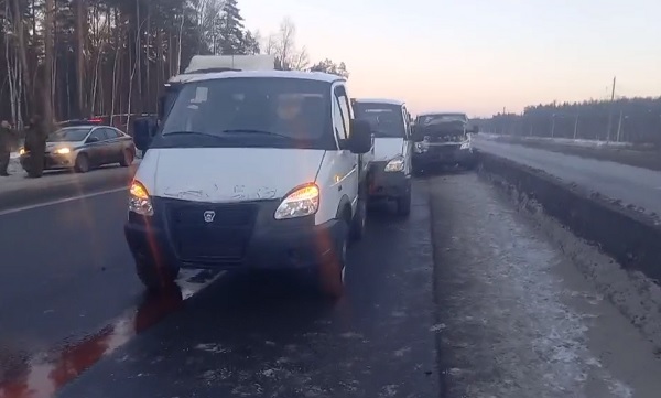 Авария с участием колонны из пяти грузовиков произошла в Дзержинском районе