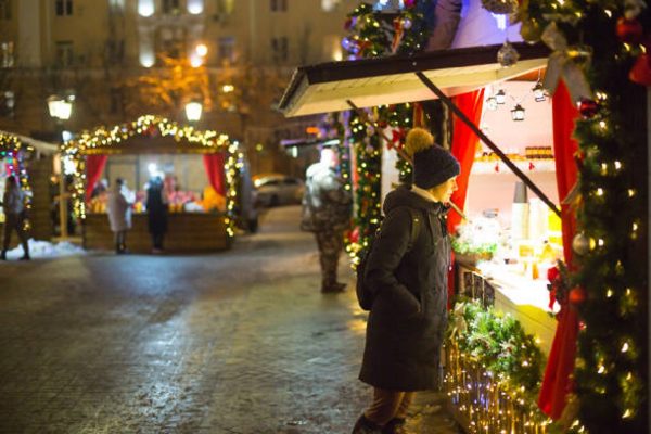 В Петербурге начинается сезон елочных и новогодних базаров