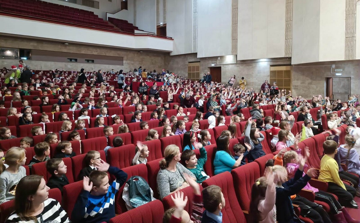На представление попали ученики всех школ Сормовского района