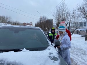 Инспекторы ГИБДД с Дедом Морозом и Снегурочкой поздравили нижегородцев с наступающим Новым&nbsp;годом