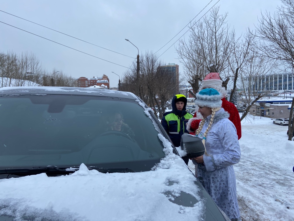 Инспекторы ГИБДД с Дедом Морозом и Снегурочкой поздравили нижегородцев с наступающим Новым годом