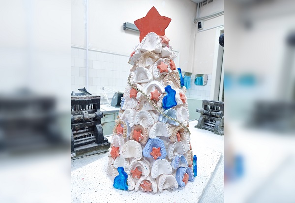 Новогоднюю елку из слепков зубов сделали нижегородские стоматологи