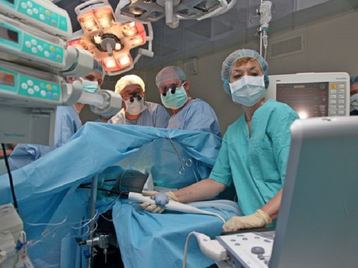 Разновидностей операций очень много, и сосудистый хирург должен владеть десятками методик