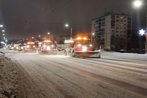 Опубликовано фото, как ночью чистили снег в Нижнем Новгороде
