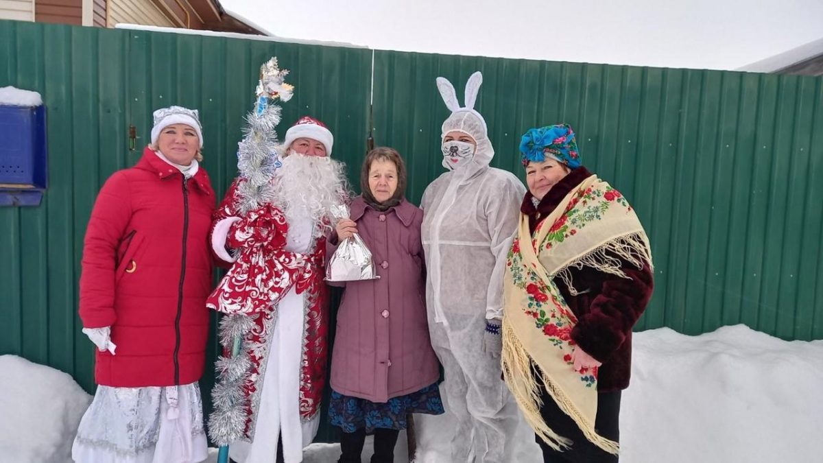 Соцработники из районов Нижегородской области поздравили пожилых нижегородцев с Новым годом