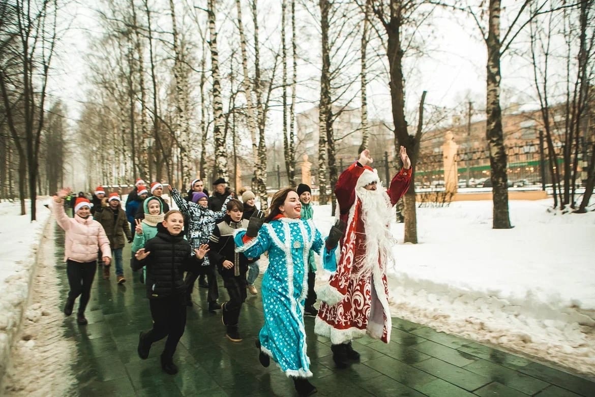 Дед Мороз и Снегурочка возглавили спортивный забег в Нижнем Новгороде