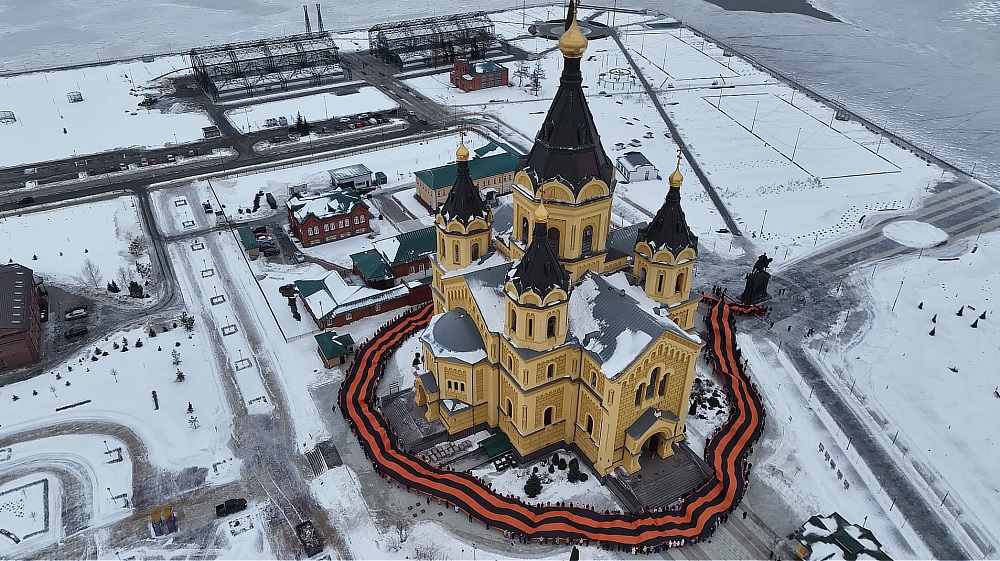 300-метровую Георгиевскую ленту развернули около собора Александра Невского в Нижнем Новгороде