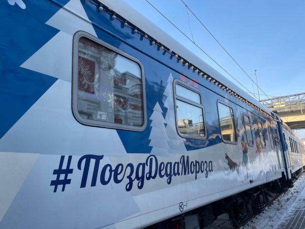 Тысячи нижегородцев встретили поезд Деда Мороза в Арзамасе