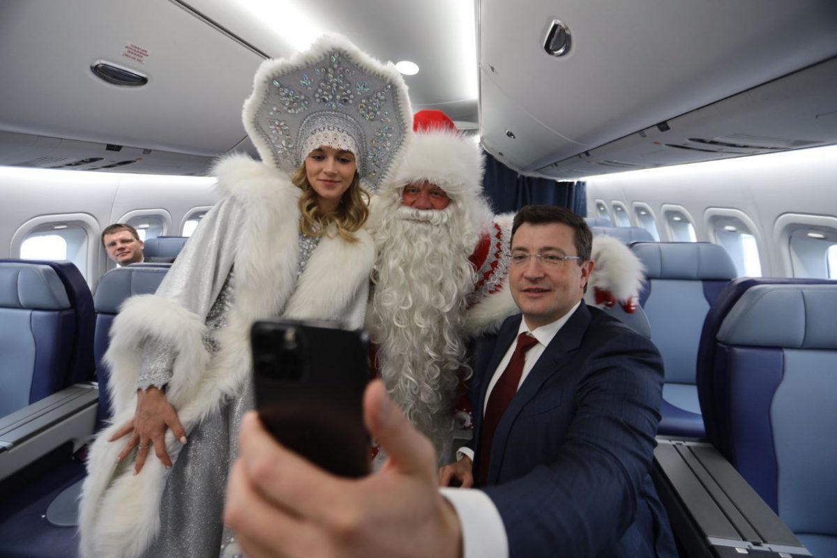 Дед Мороз и Глеб Никитин прилетели в Нижний Новгород на новейшем самолете