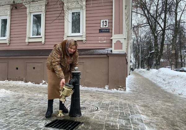 Столетнюю водоразборную колонку установили на перекрестке улиц Новой и Короленко